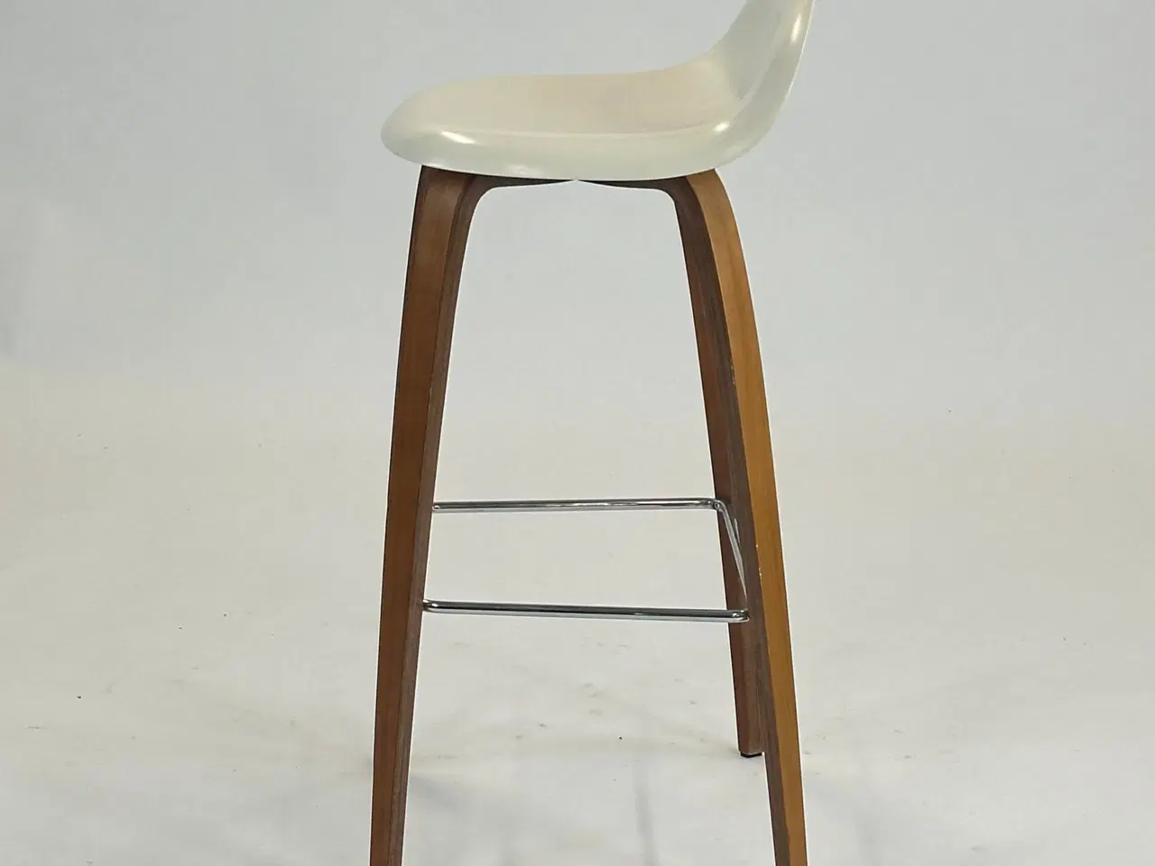 Billede 4 - GUBI 3D Bar Barstol – Hvid med Træ Stel SH 78 cm