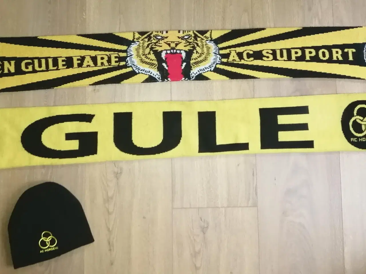 Billede 2 - 2 AC HORSENS HALSTØRKLÆDER OG STRIKHUE