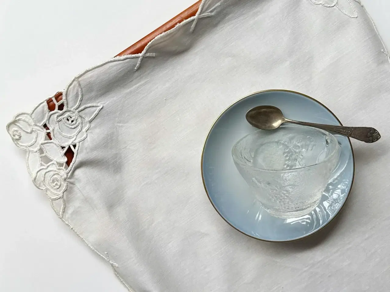 Billede 2 - Lille dug, hvid bomuld, roser i hjørnerne