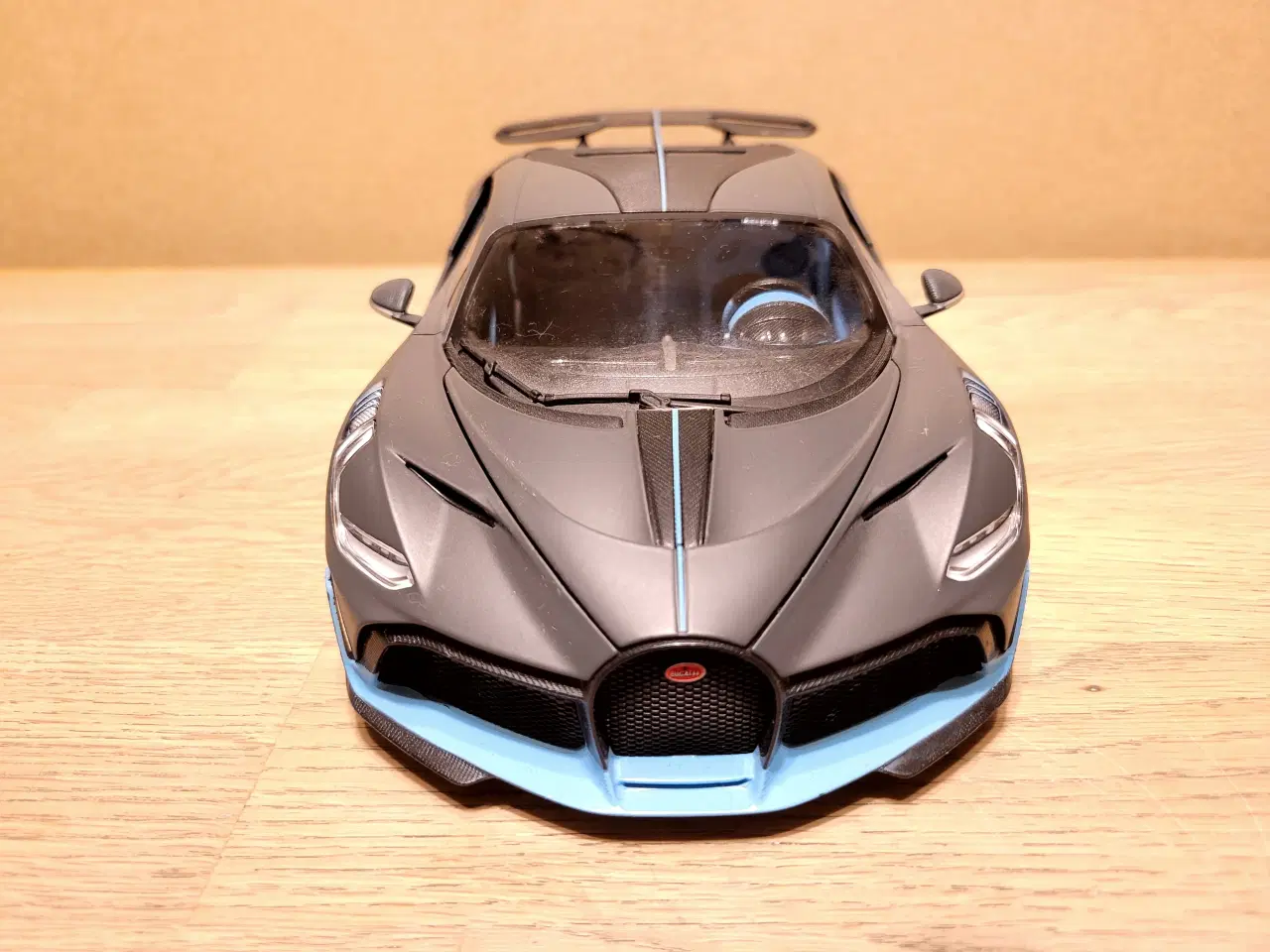 Billede 5 - Modelbil, Bugatti Divo 2018, skala 1/18 Med origin