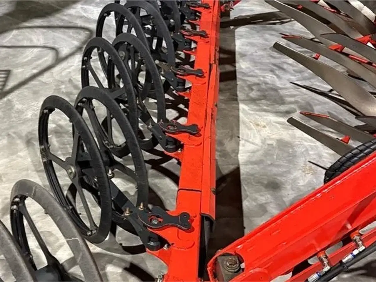 Billede 4 - Kuhn Varimaster L Med pakker på - plovet 500 ha