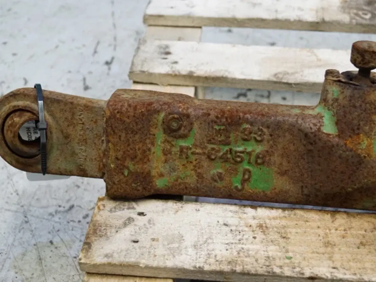 Billede 2 - John Deere 4040 R.H Liftarm AR80666