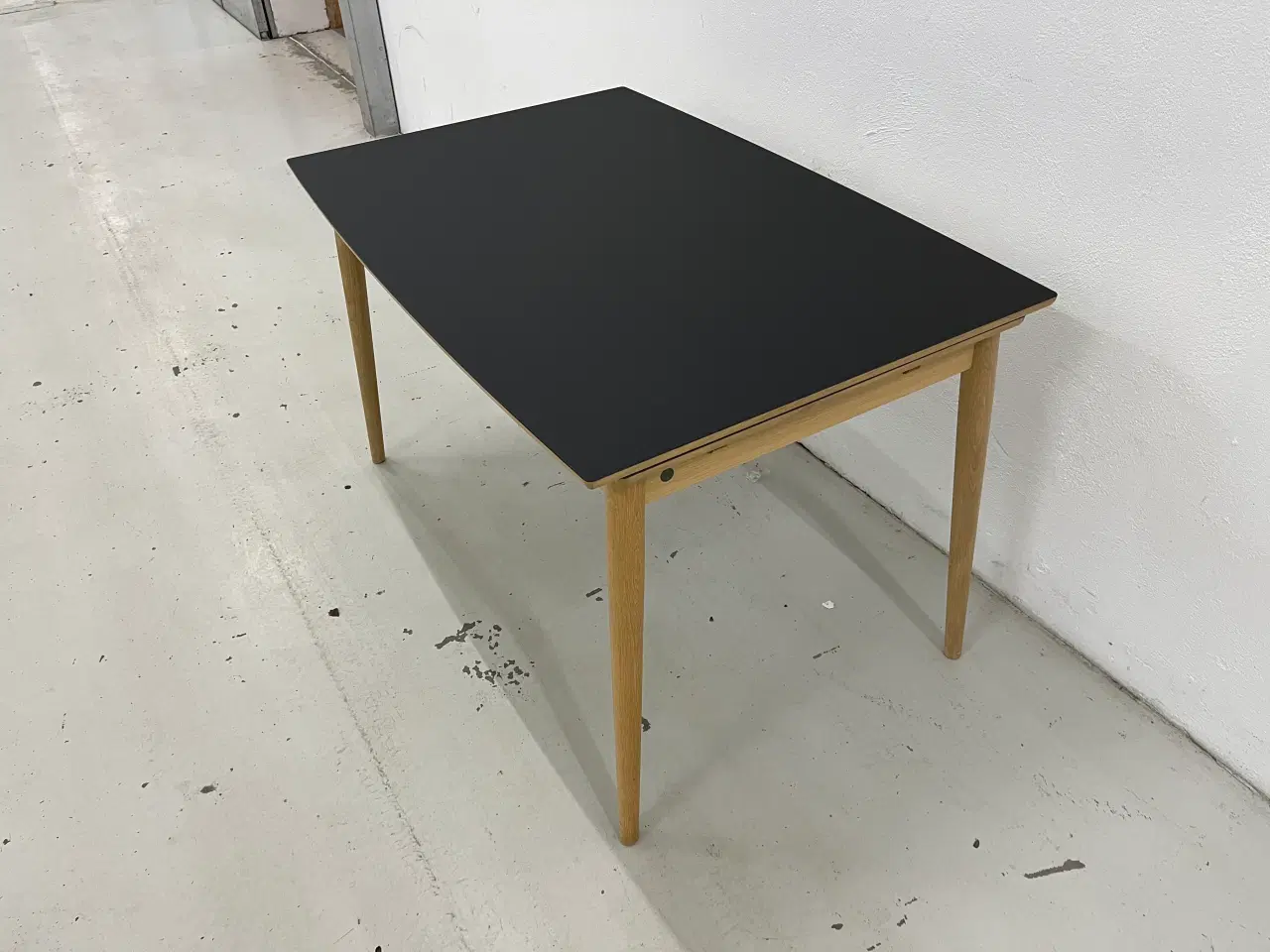 Billede 3 - Curve spisebord fra Pbj design sort linoleum og Eg