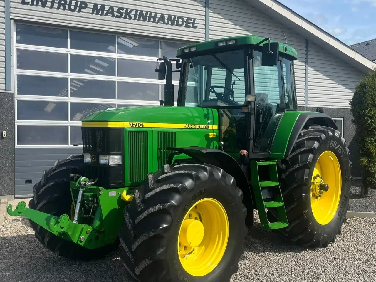 Billede 2 - John Deere 7710 8.1L motor, store hjul og frontlift. En ejeres velholdt gård traktor.