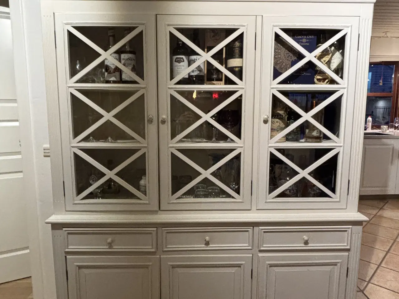 Billede 1 - Vitrineskab med skuffer og skabe