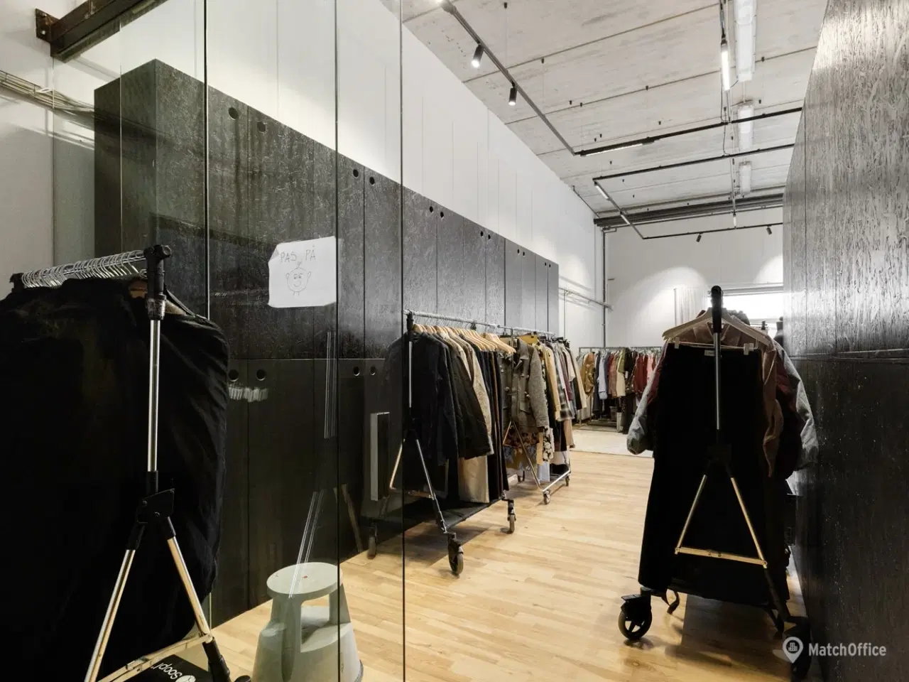 Billede 4 - Højloftet erhvervslejemål med udsigt til bugten