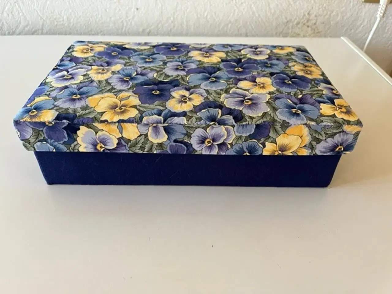 Billede 1 - Æske syet i patchwork