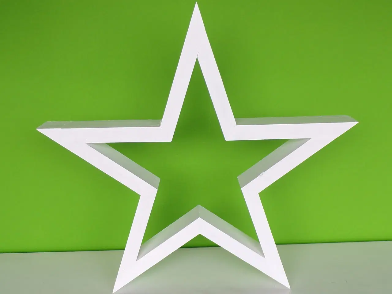 Billede 1 - Ny håndlavet / håndmalet stjerne i fyrretræ