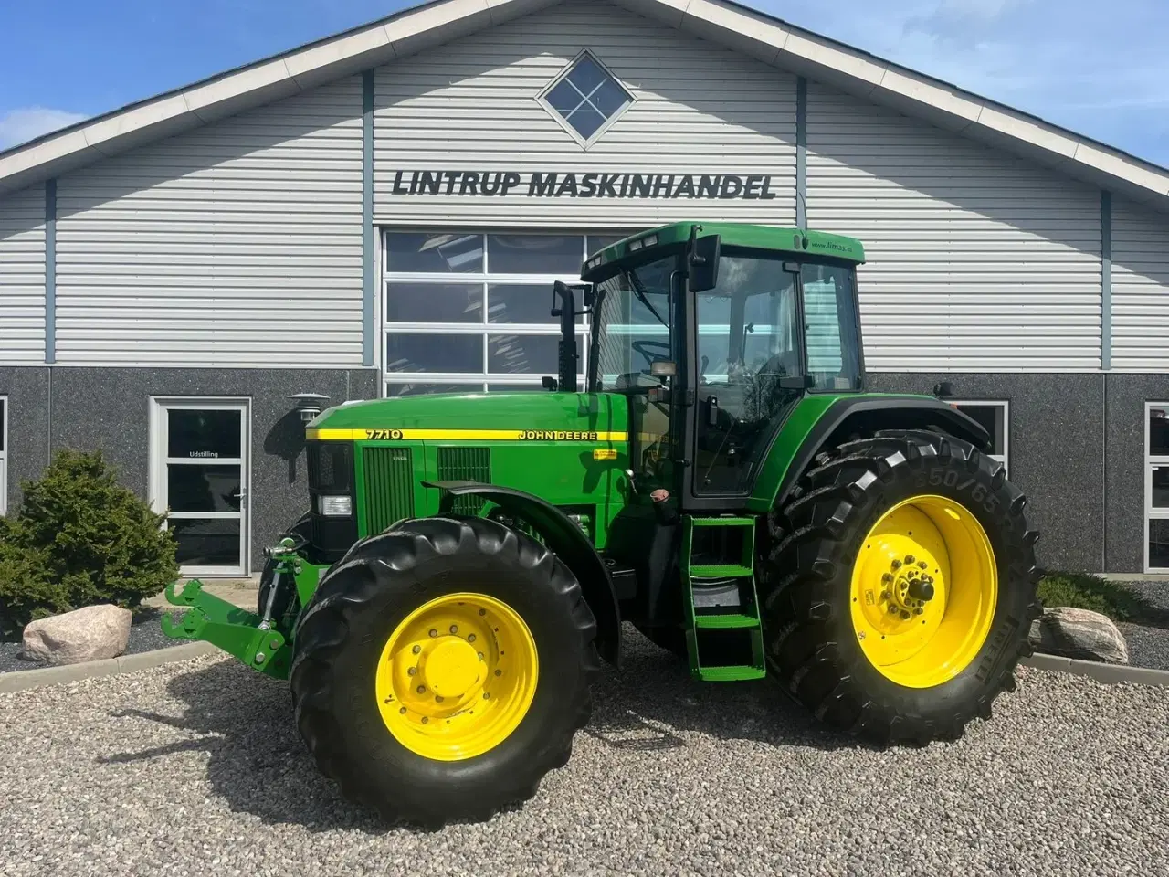 Billede 1 - John Deere 7710 8.1L motor, store hjul og frontlift. En ejeres velholdt gård traktor.