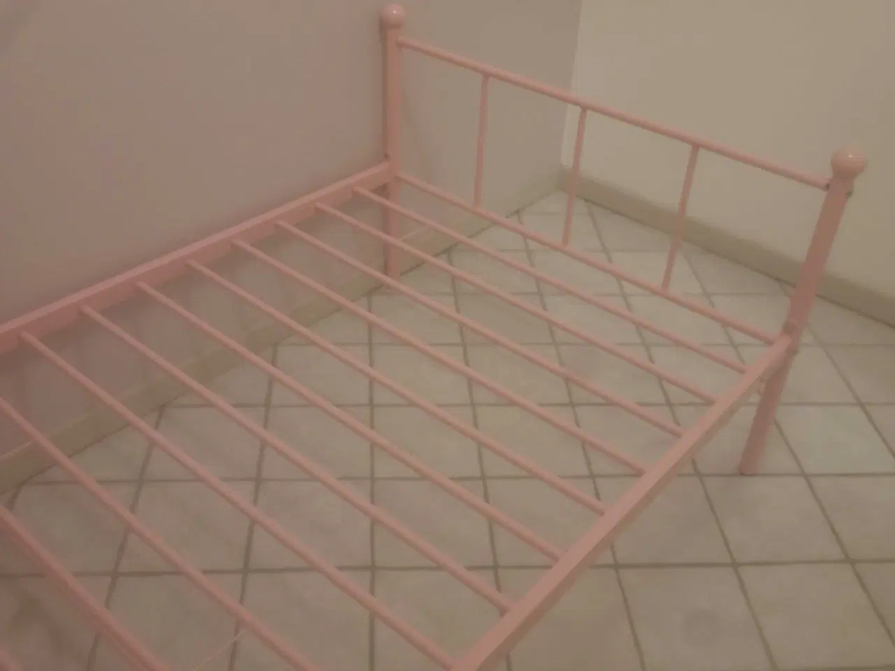 Billede 2 - lyserød jernseng