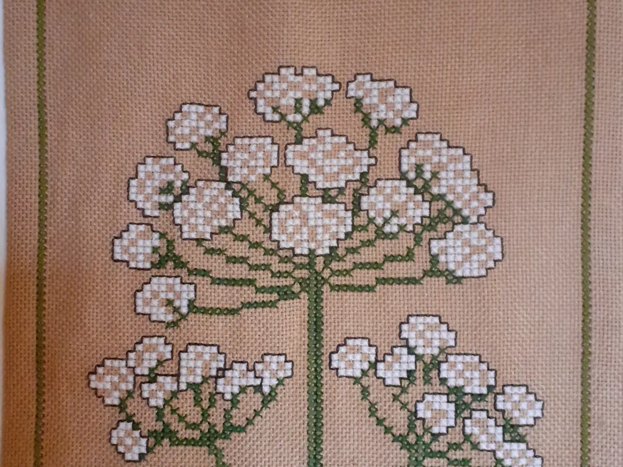 Billede 3 - Vægophæng med broderet Bjørneklo  