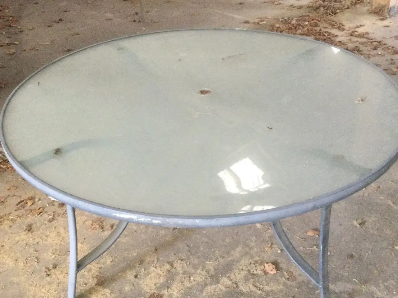 Billede 1 - Rundt havebord med glasplade