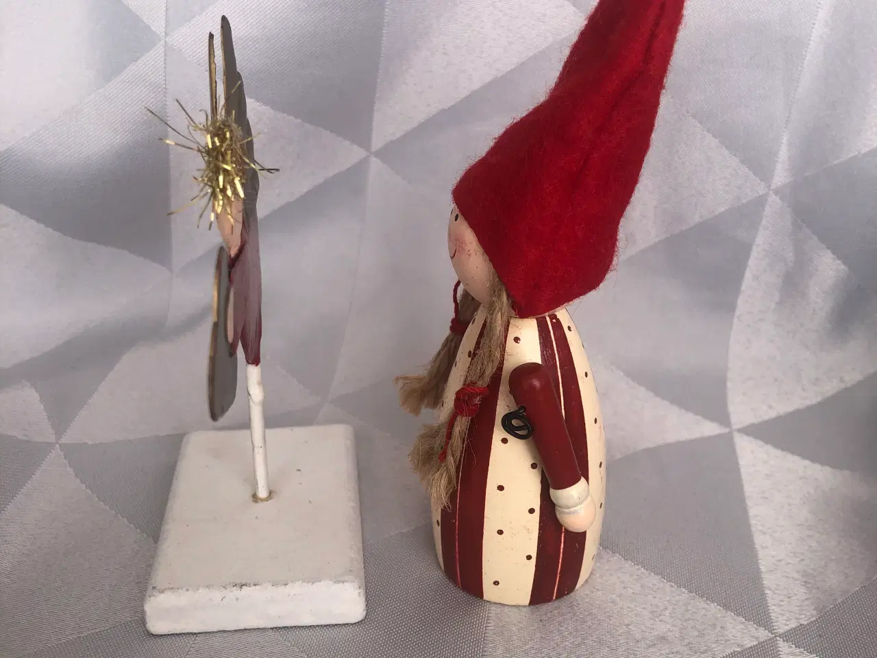Billede 7 - 2 julefigurer - træ nisse pige & metal engel
