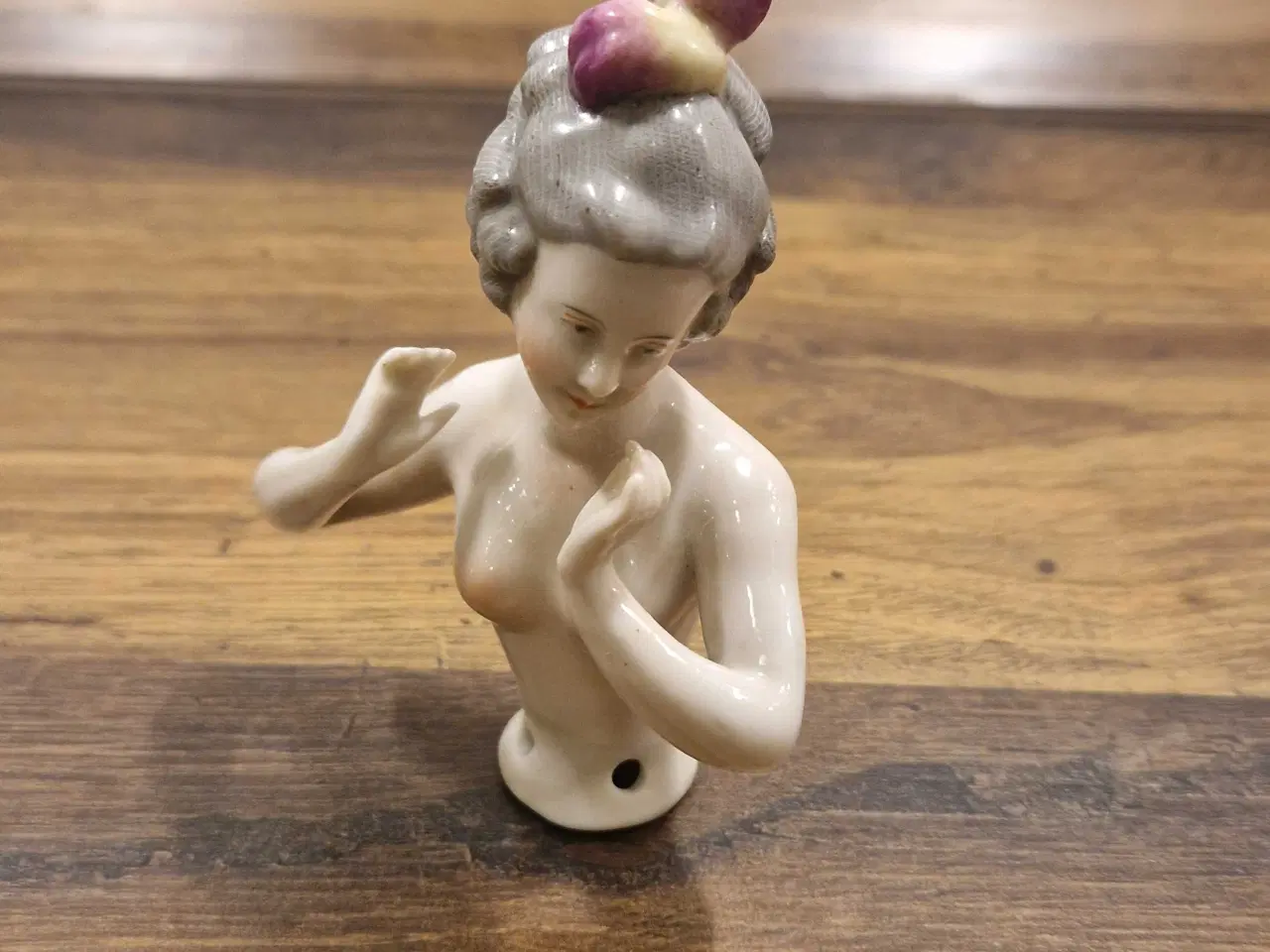 Billede 1 - Antik halvdukke i porcelæn