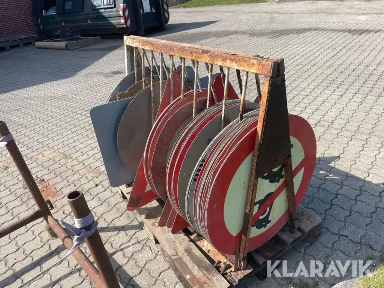 Billede 3 - Diverse vejskilte ca 64 styk med holder