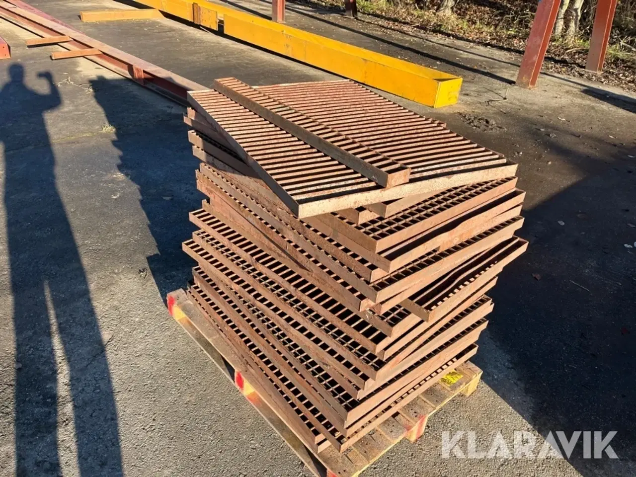 Billede 5 - Stålbjælker, riste og platform