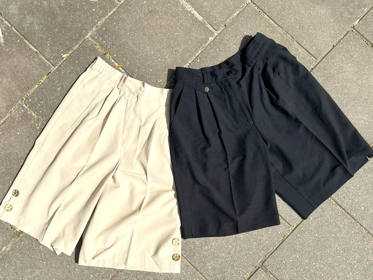 Billede 8 - Shorts med 'guld'knapper 