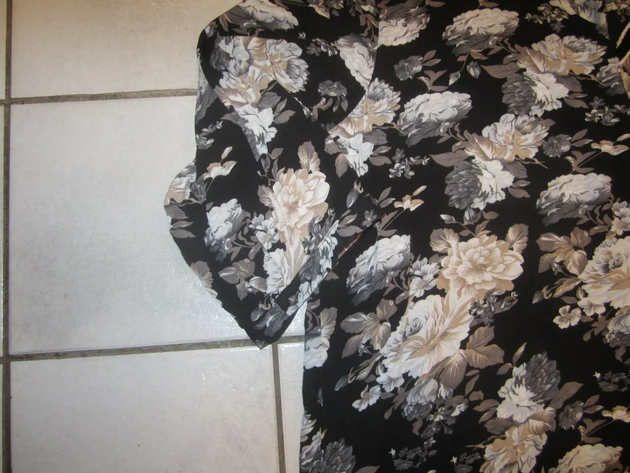 Billede 2 - Oversize Blomstret Skjorte