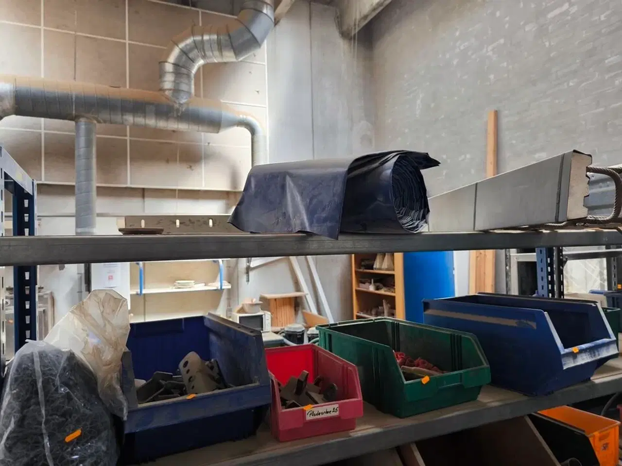 Billede 3 - Indhold på reol (venstre fag)