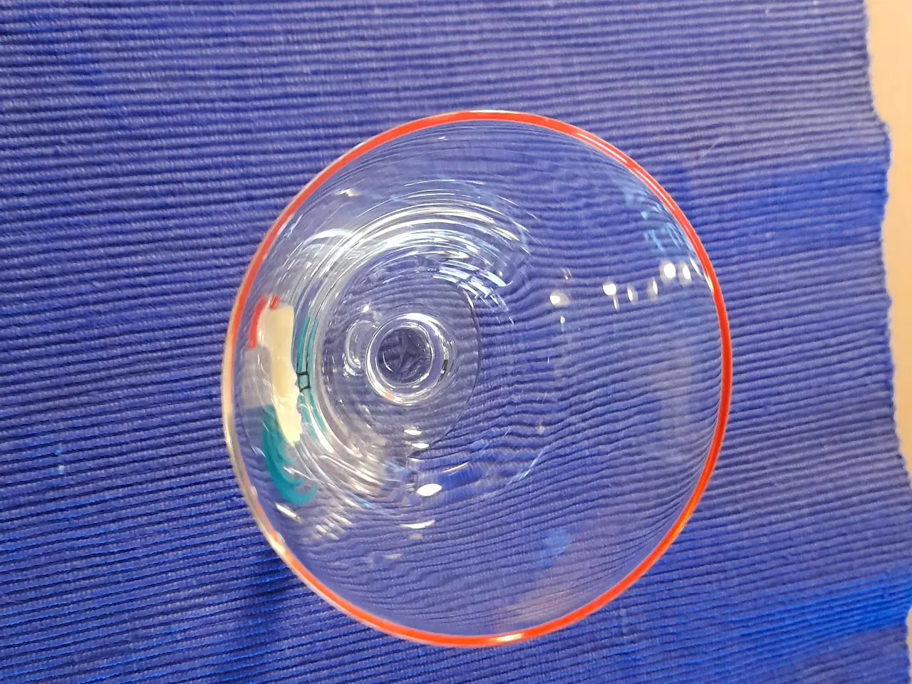 Billede 2 - 1 stk cocktailglas med hane og rød kant.