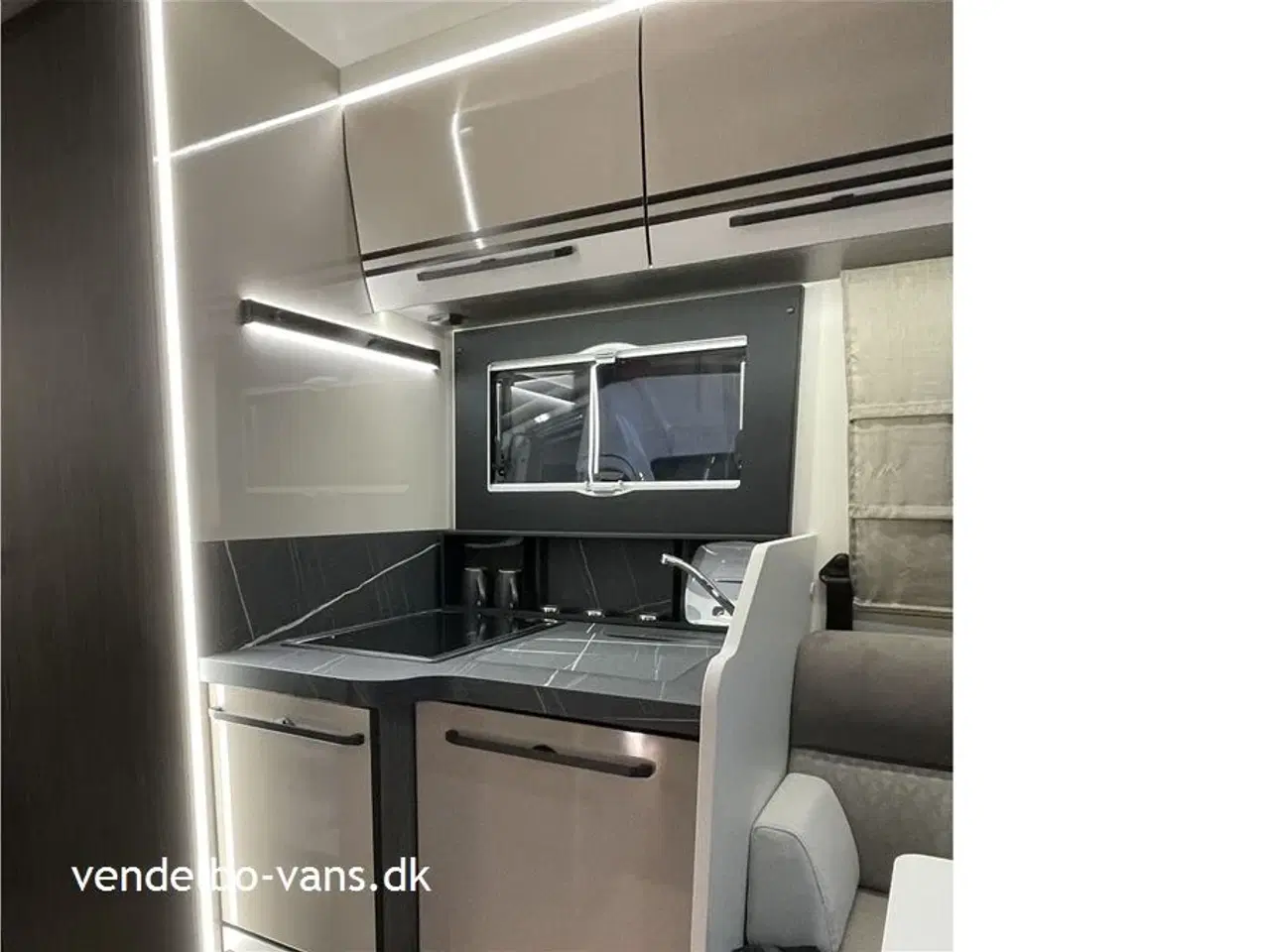 Billede 14 - 2026 - McLouis Nevis Lounge og stor højdejusterbar dobbeltseng bag + dobbeltseng foran