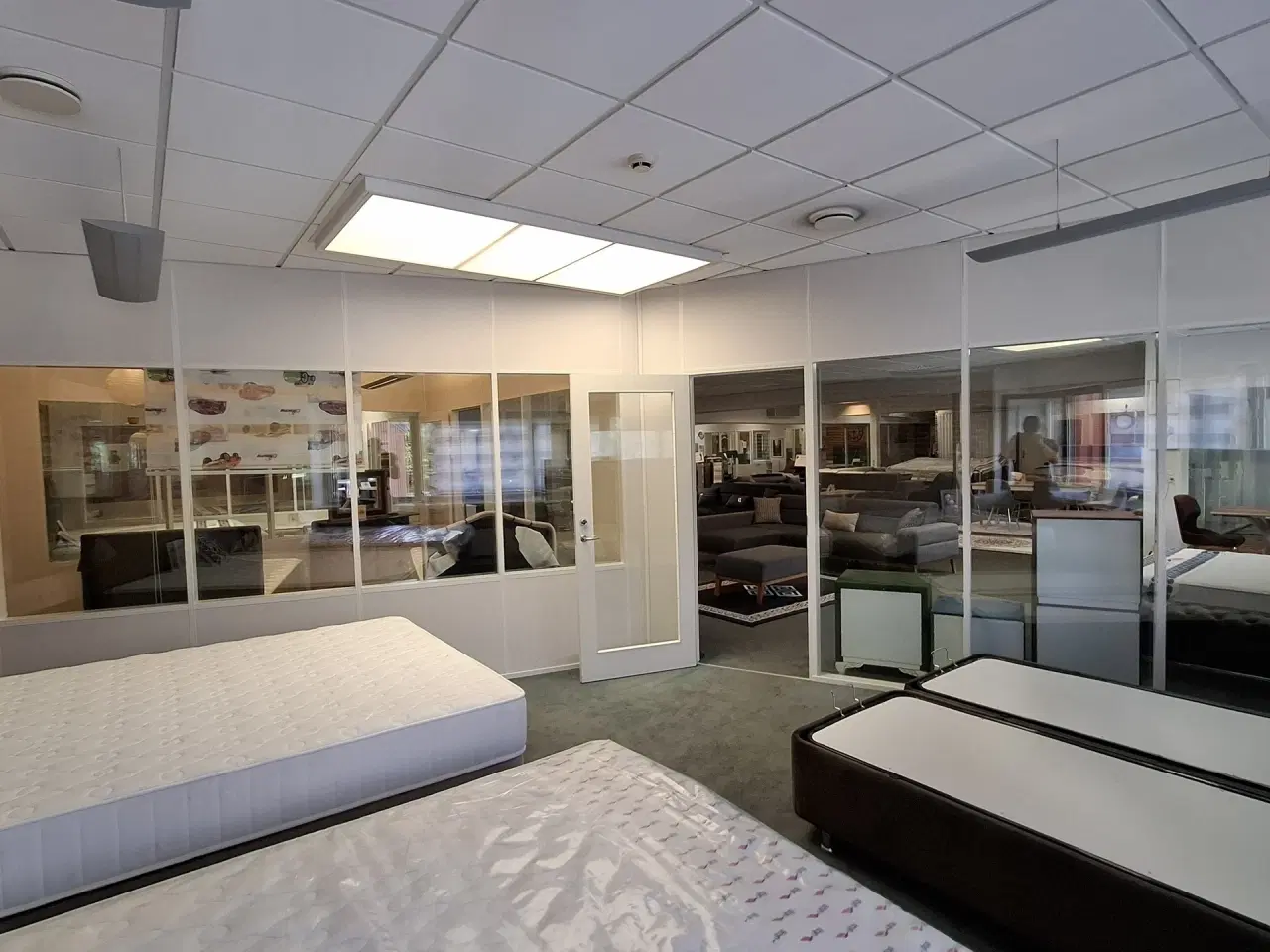 Billede 12 - Suveræn Beliggenhed – Showroom. Klinik, Butik, Gaming, Kontor mm. – Stort åbent areal i midten og mindre cellekontorer i glas.