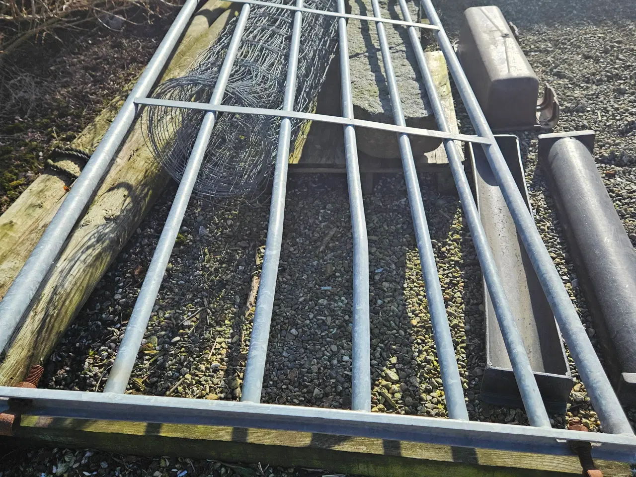 Billede 1 - Galvaniseret låger og plast trug  brugt til får...