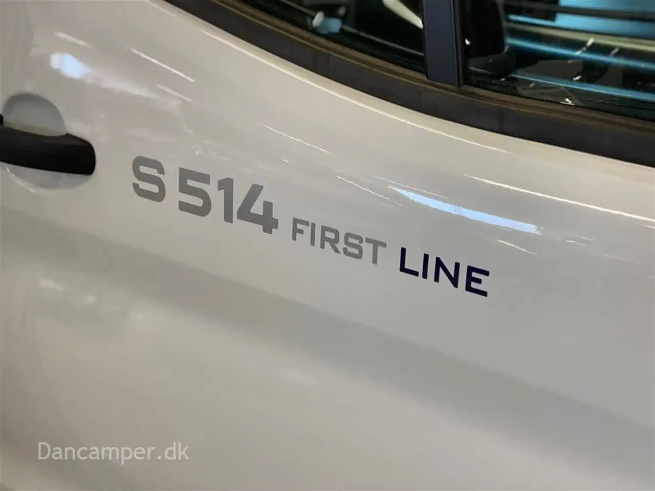 Billede 41 - 2022 - Chausson First Line S514   Smal model med god plads, dobbeltseng og stor fleksibel garage, el trin v/bodelsdør og undervognsbehandlet.