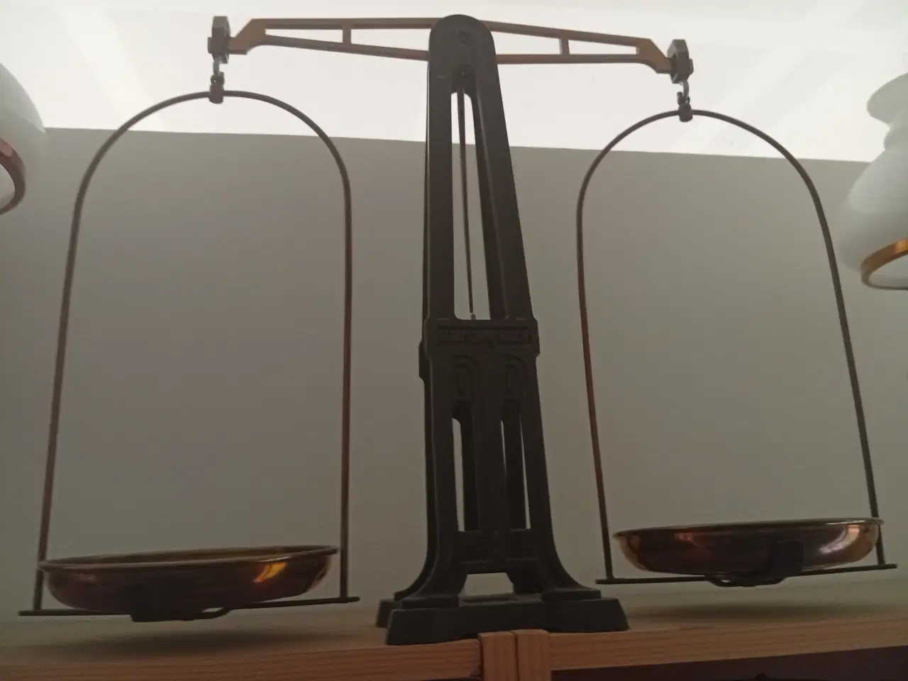 Billede 1 - Vægt i sort og skåle