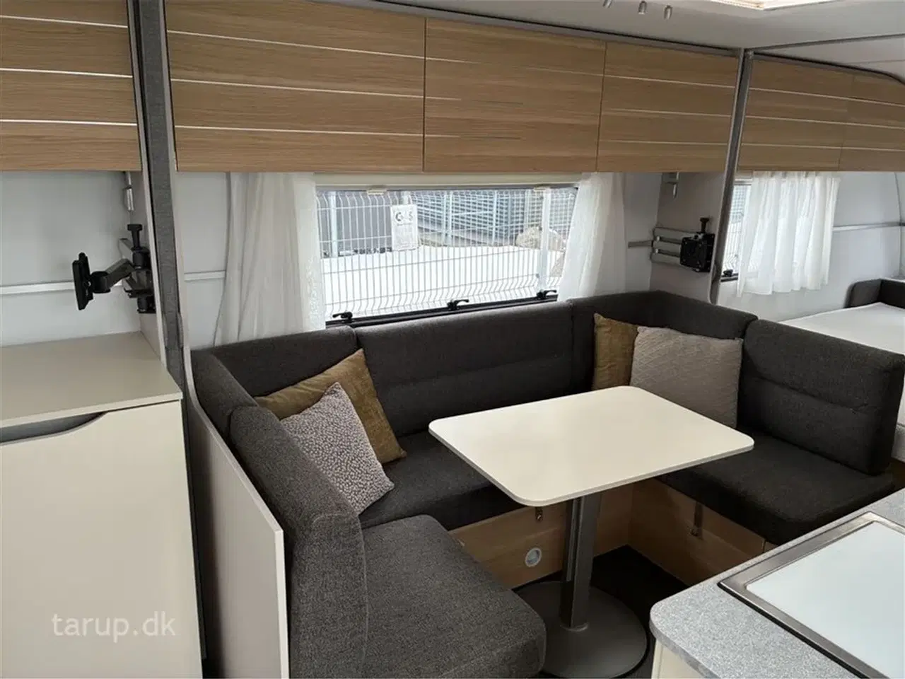 Billede 7 - 2021 - Adria Adora 613 PK Truma SX mover, Combifyr, Køjer og dobbeltseng, rund-siddegruppe og el-gulv-varme, 142 l. stort køleskab m/ frys, bluetooth højttalere, USB