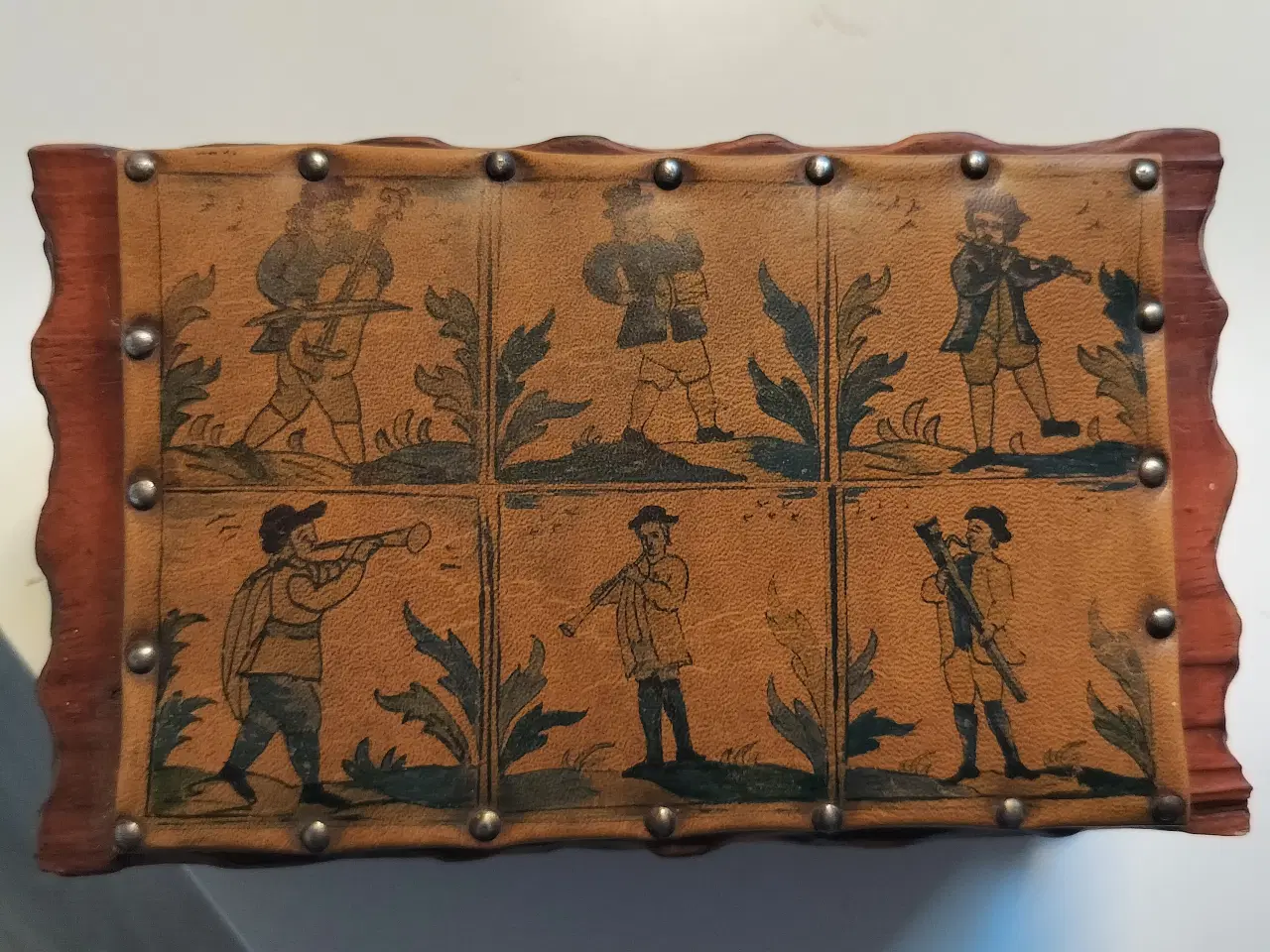 Billede 5 - Gammel Træ skrin, med motiver