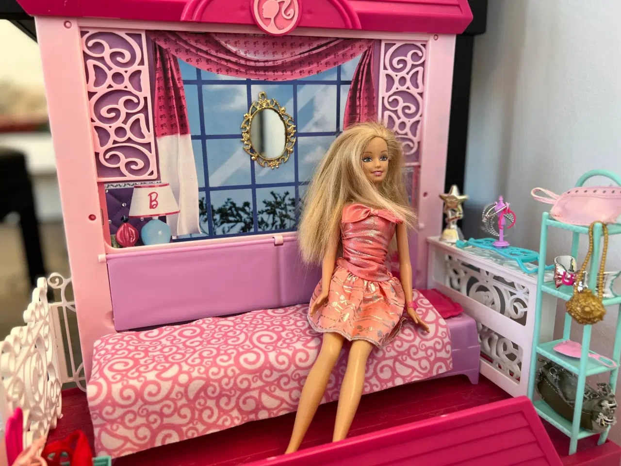 Billede 4 - Barbie og Bratz Hus, møbler, tøj og dukker