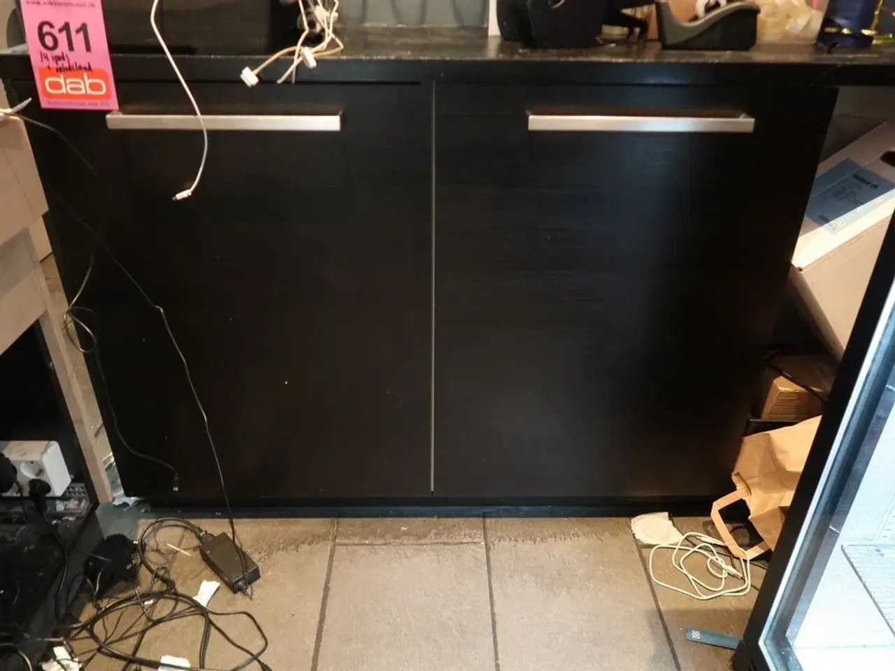 Billede 1 - 2 stk. Skabe med indhold