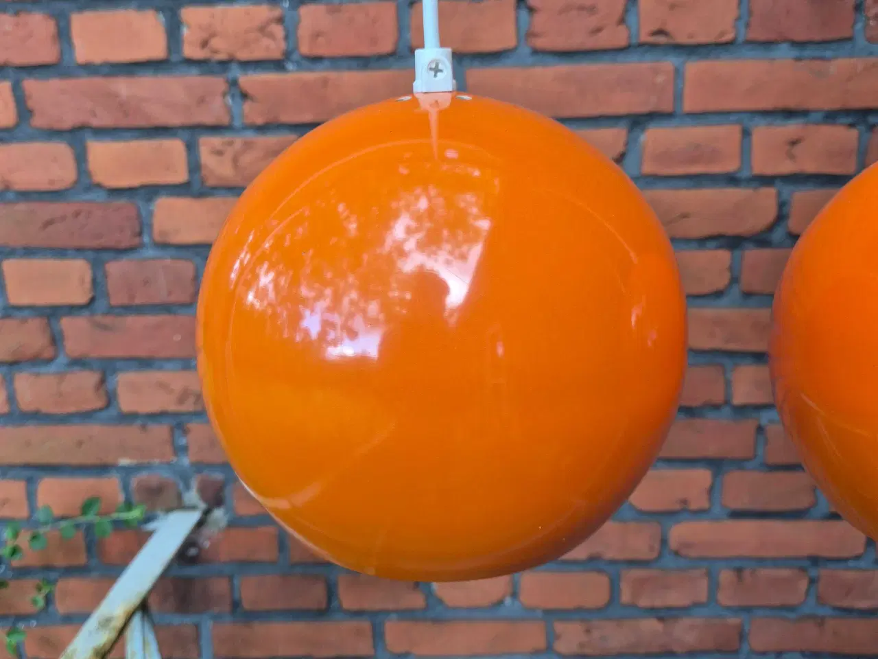 Billede 3 - To orange kuglelamper 