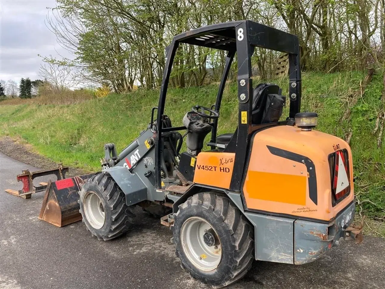 Billede 3 - Giant 452 T HD, Minilæsser. Skovl og Pallegafler