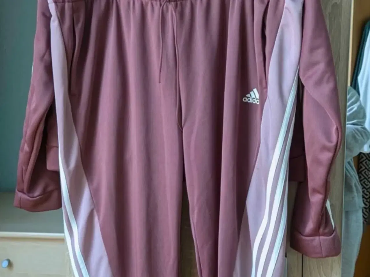 Billede 2 - Adidas originale jakkesæt til kvinde
