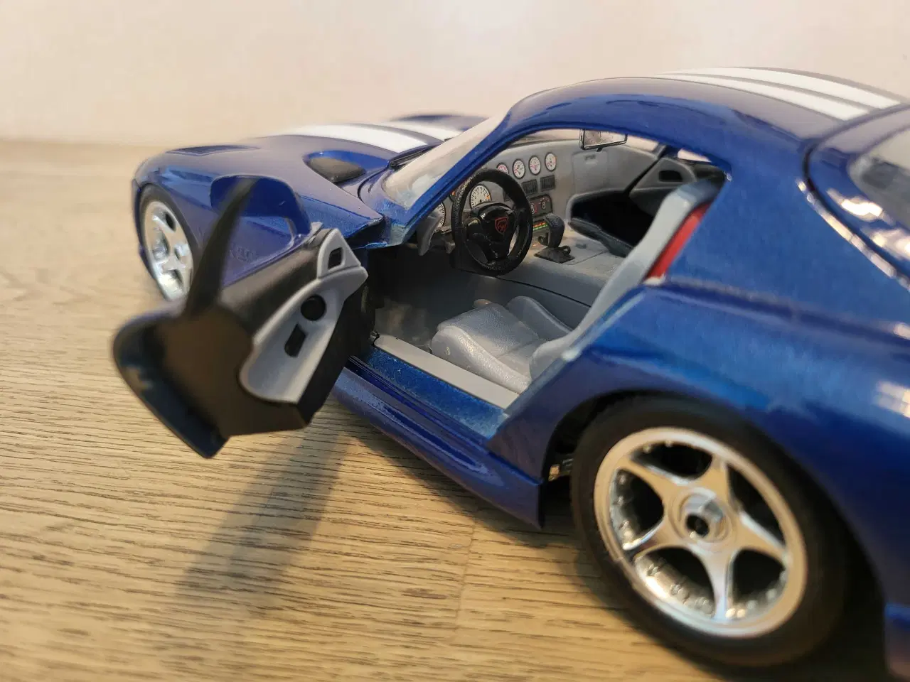 Billede 3 - Modelbil: Dodge Viper GTS Coupe 1996.  Skala 1/18.