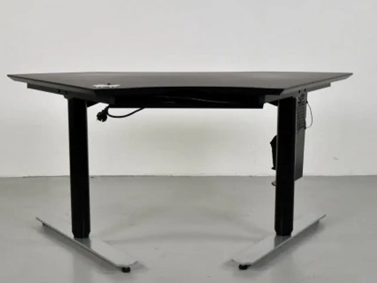 Billede 5 - Hæve-/sænkebord med sort linoleumsplade og sort og grå stel