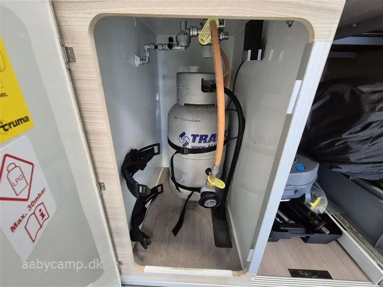 Billede 17 - 2020 - Adria Twin Axess 640 SL   langsgående senge. El-markise. 2x lithium. 2x TV. victron lader. victron booster. solceller. luft på bagaksel. Fyldegas.  kompressor køleskab. helårsdæk. undervognsbehandlet-.clesana Toilet.