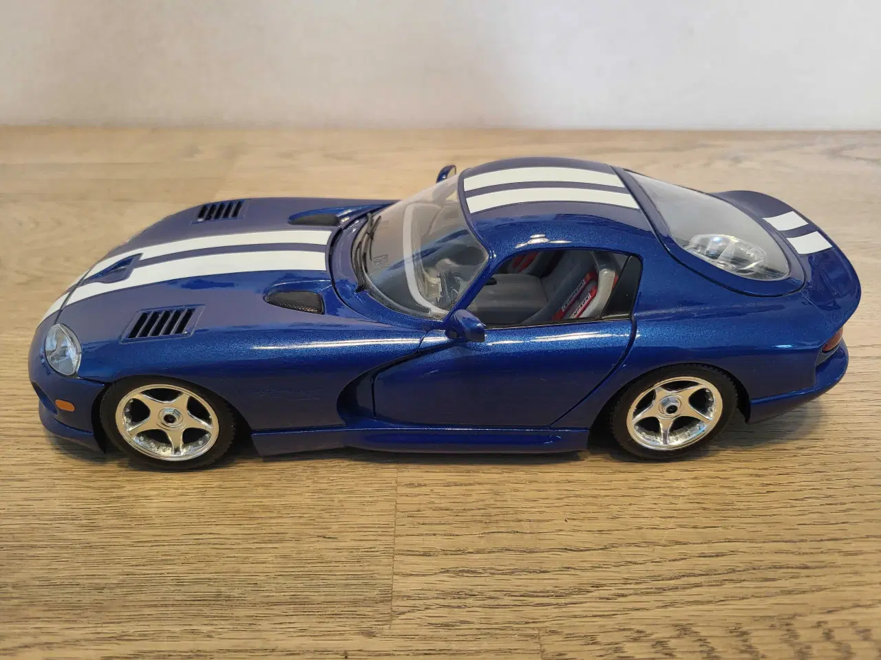 Billede 4 - Modelbil: Dodge Viper GTS Coupe 1996.  Skala 1/18.