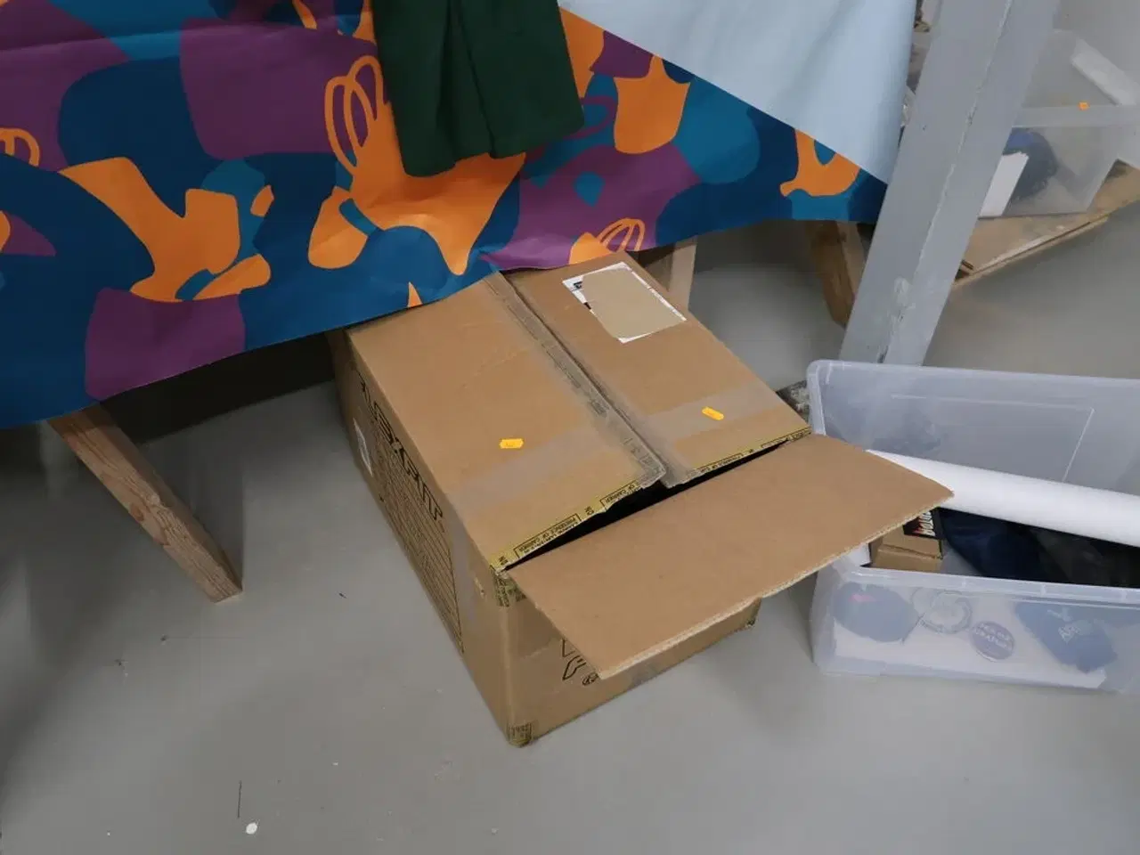 Billede 20 - Stole, borde, tøjstativer med div. Tøj m.m.