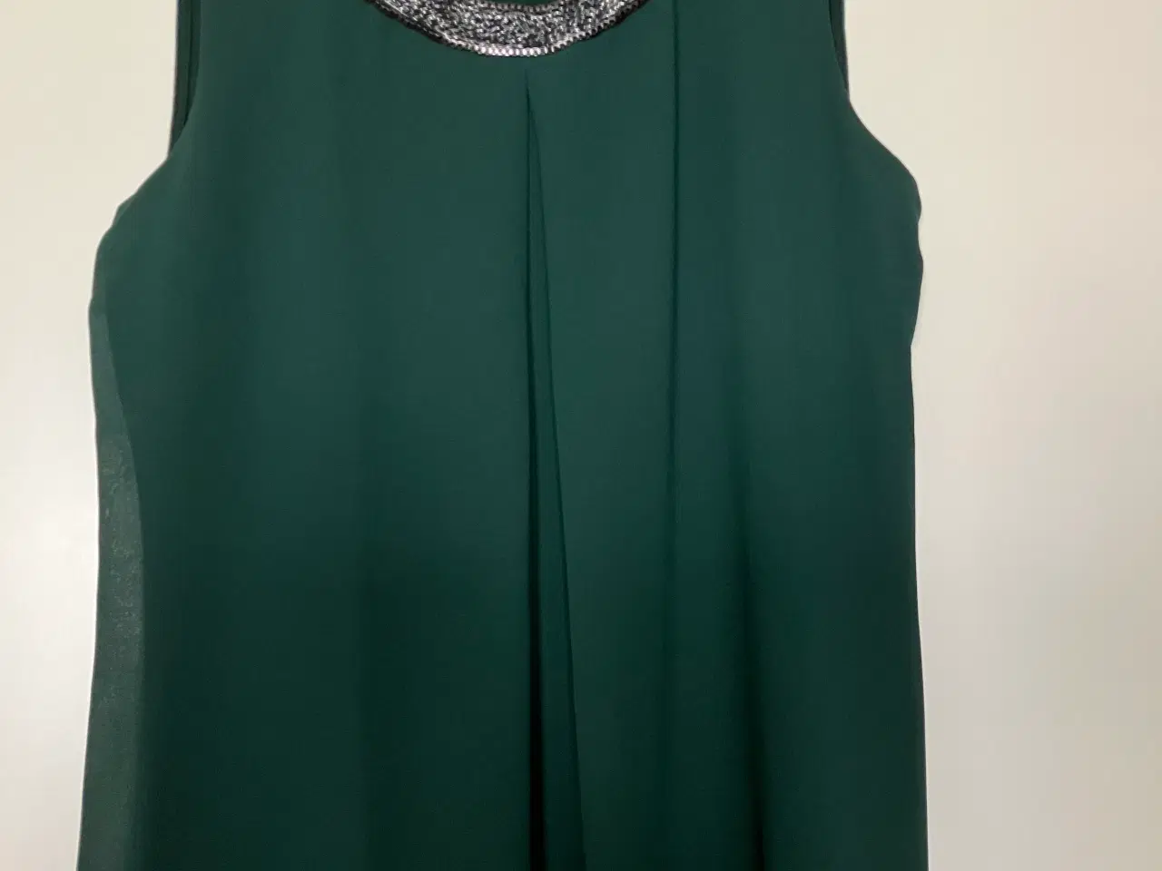 Billede 1 - Smuk skovgrøn Anna Field top med sølvtråde-pynt