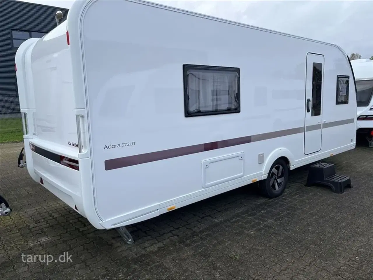 Billede 3 - 2026 - Adria Adora 572 UT   Enkeltsenge med elevation, ende-bade-værelse, panorama-vindue, el-gulvvarme, myggenetsdør, rundsiddegruppe,