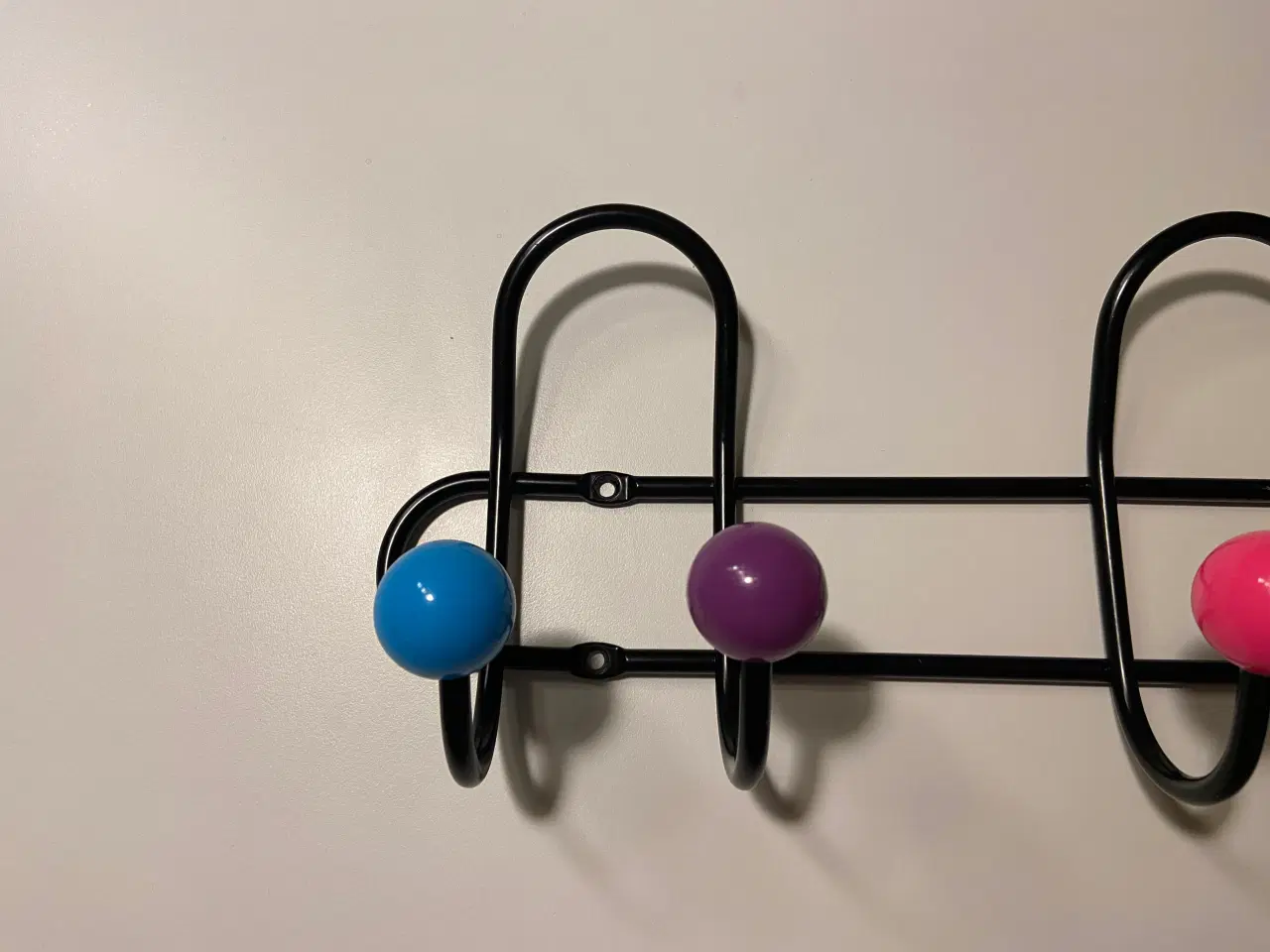 Billede 2 - Knagerække i sort, med farvede "dutter"
