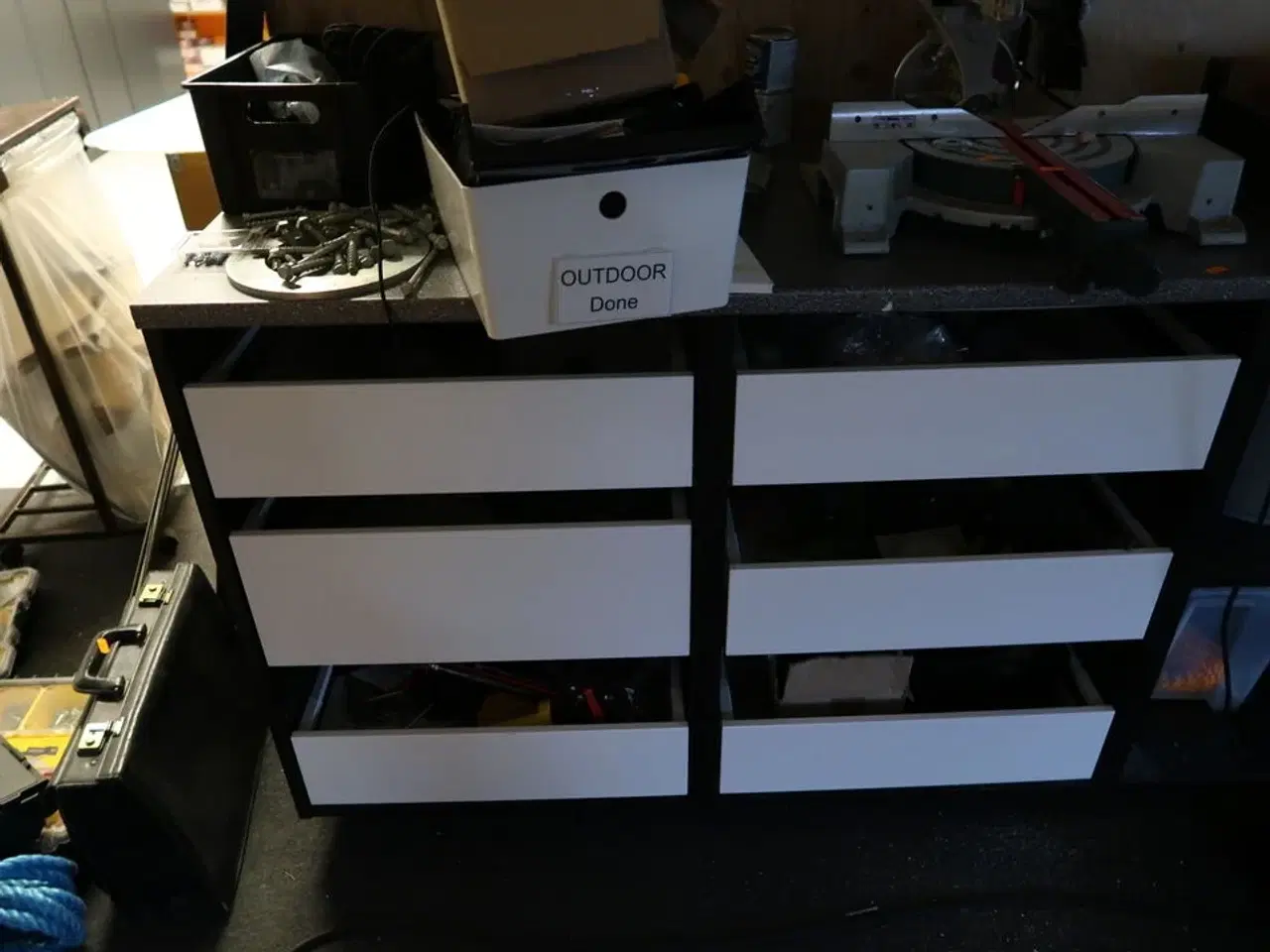 Billede 2 - Arbejdsbord med skuffer med indhold (maskiner medfølger ikke)