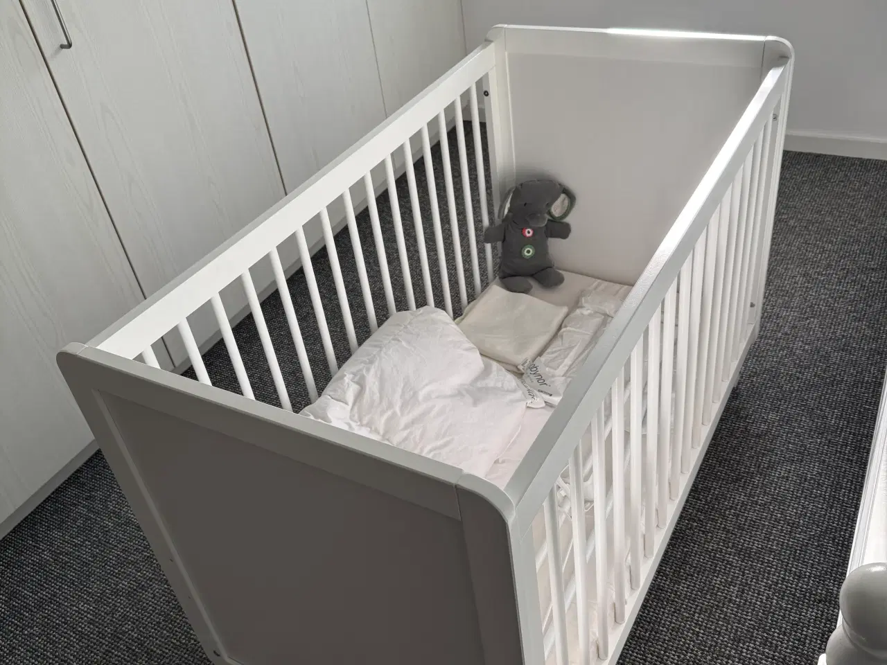 Billede 1 - Baby/Børneseng sælges i meget god stand