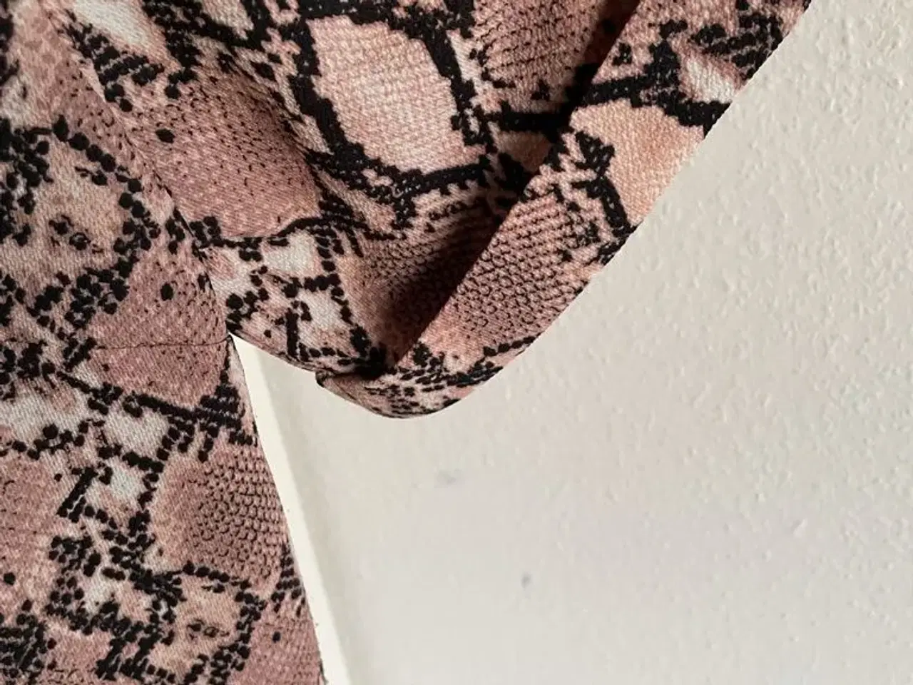 Billede 2 - Pink snakeprint skjorte