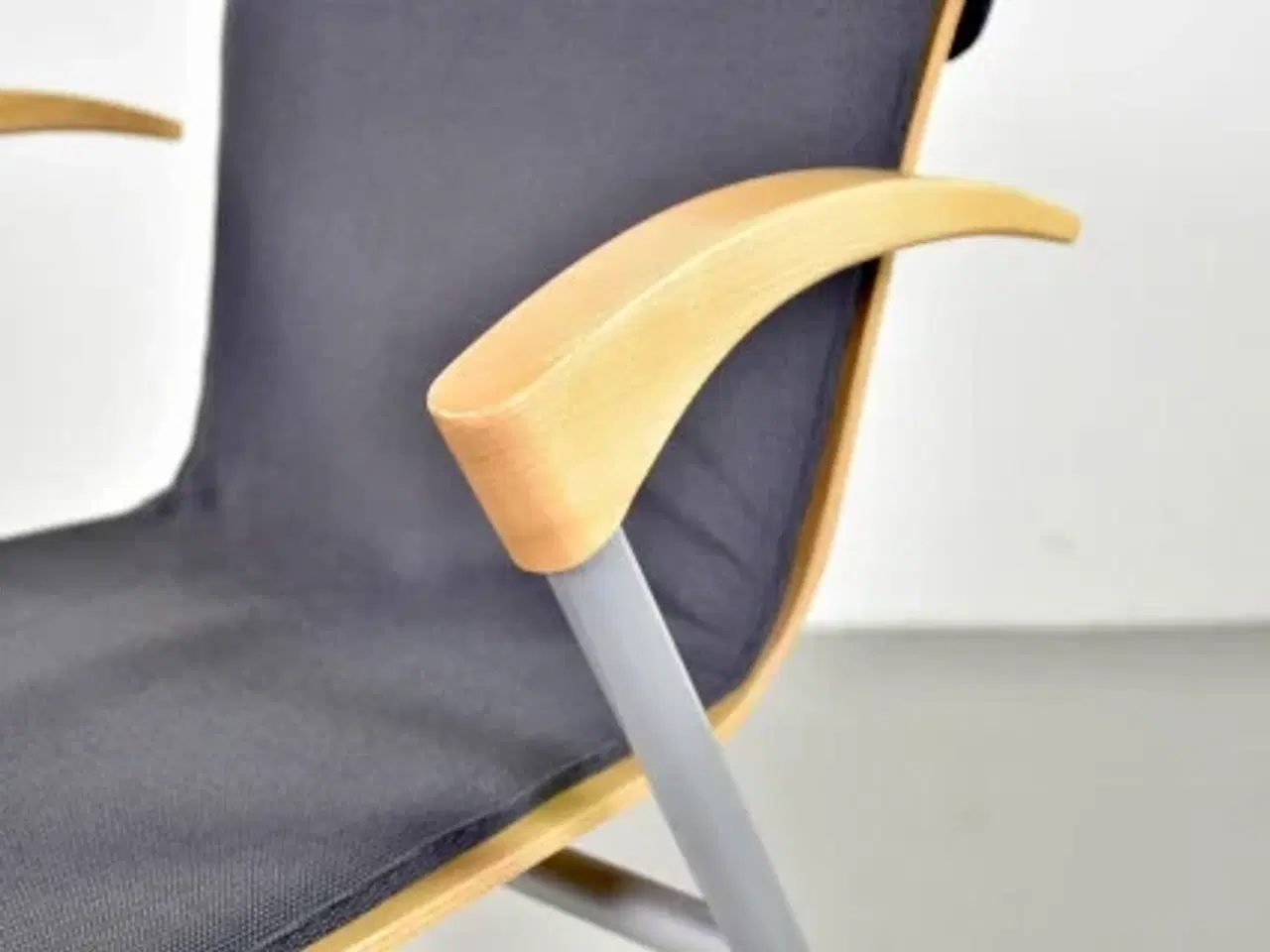 Billede 7 - Four design g2 konferencestol i grå med armlæn i bøg, blank fod
