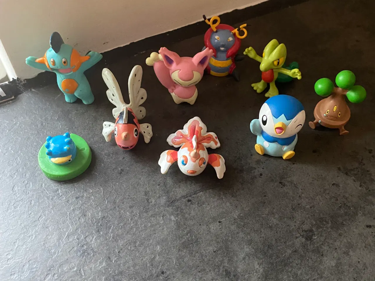 Billede 1 - Ældre pokemon figurer sælges. 