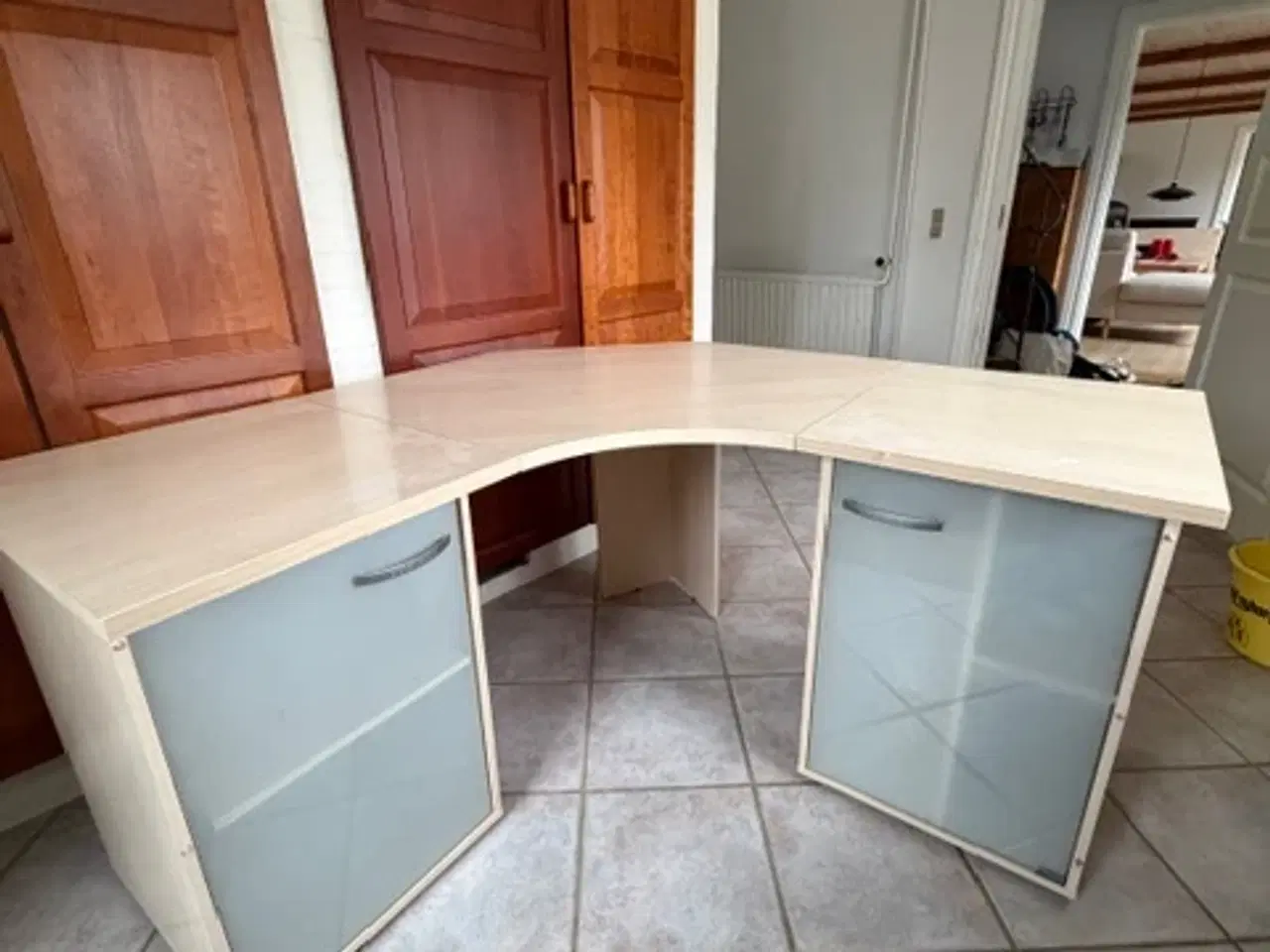 Billede 1 - Hjørneskrivebord med skabe